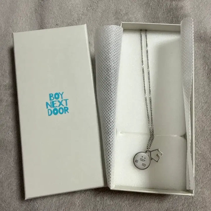 [BUNJANG] BOYNEXTDOOR BoNeDo Yunhak 1st Anniversary Necklace / 보이넥스트도어 보넥도 운학 1주년 목걸이 팔아요(포카X)