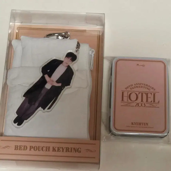[BUNJANG] KYUHYUN 20th Anniversary Fan Meeting Hotel 203 Goods Bundle Set / 규현 20주년 팬미팅 호텔 203 굿즈 파우치 키링 카탈로그 트레이딩 포토 카드 포카 풀세트 규매 뱃지 틴케이스 일괄 KYUHYUN MD  엠디