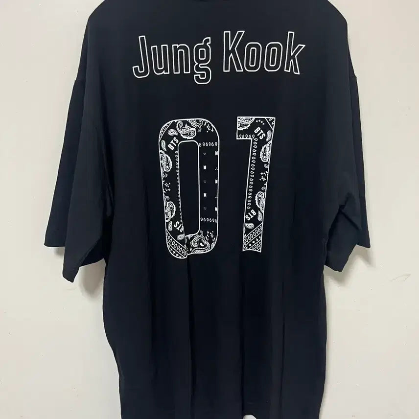 [BUNJANG] BTS 2019 Official Short-Sleeved T-shirt Black (Jungkook) / 팀 BTS 2019 오피셜 반팔 블랙 (정국)