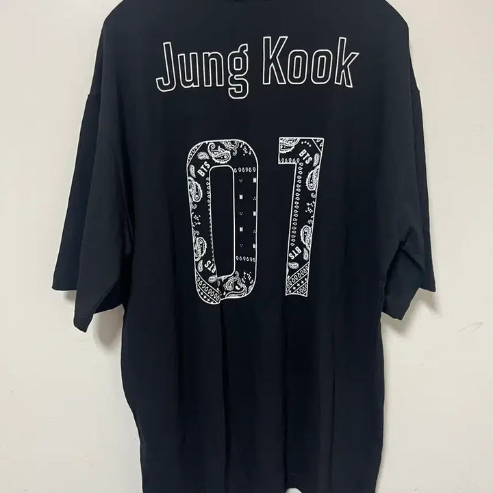 [BUNJANG] BTS 2019 Official Short-Sleeved T-shirt Black (Jungkook) / 팀 BTS 2019 오피셜 반팔 블랙 (정국)