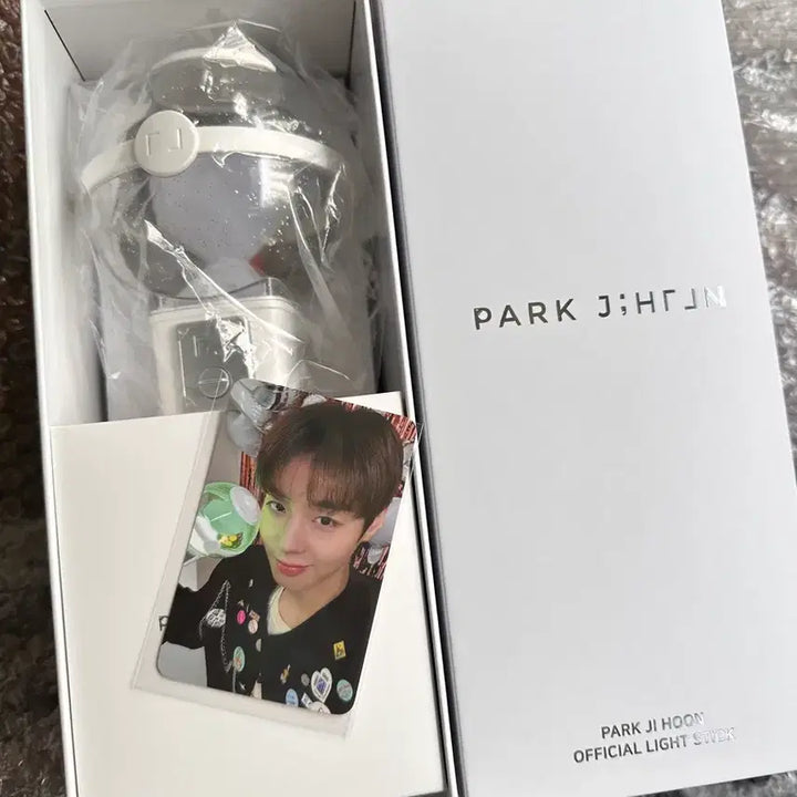 [BUNJANG] Park Ji Hoon Official Lightstick &amp; Photocard Bundle / 박지훈 응원봉 뽑봉 판매 합니다