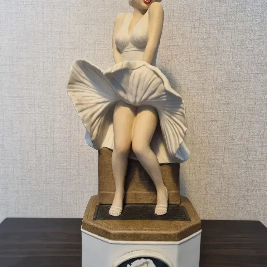 [BUNJANG] 1992 Limited Edition Marilyn Monroe Porcelain Whiskey Decanter / 1992년 한정판  마릴린 먼로 도자기 위스키 공병 디캔터