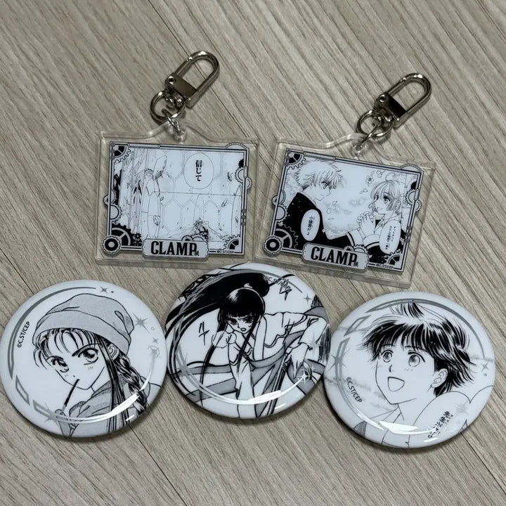 [BUNJANG] CLAMP Exhibition Cardcaptor Sakura, Tsubasa Keychain + Random Can Badge Set / 클램프전 카드캡터 사쿠라, 츠바사 키링+랜덤 캔뱃지 세트