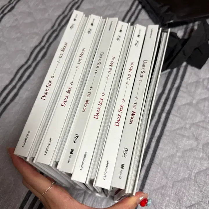 [BUNJANG] Moonbyul Solo Album Dark Side Of The Moon / 문별 솔로 앨범 Dark Side Of The Moon 9개 일과 90000원