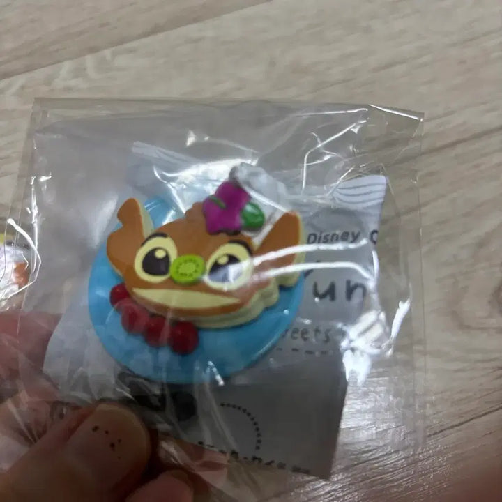 [BUNJANG] Disney Yummy Sweets Mascot Gachapon Set (2 Types) / 디즈니 야미 스위츠 마스코트 가챠 2종