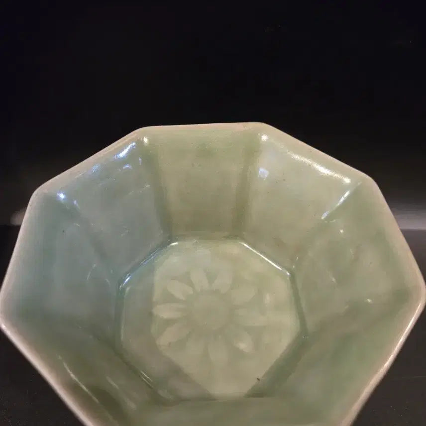 [BUNJANG] Celadon Porcelain Octagonal Wine Cup with Relief Figures / 청자 양각 인물 팔각 마상배