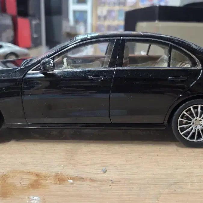 [BUNJANG] 1:18 Scale Ice Scale Dealer Version Mercedes-Benz E-Class Model Car / 1:18  아이스케일 딜러 버전 벤츠 E클래스