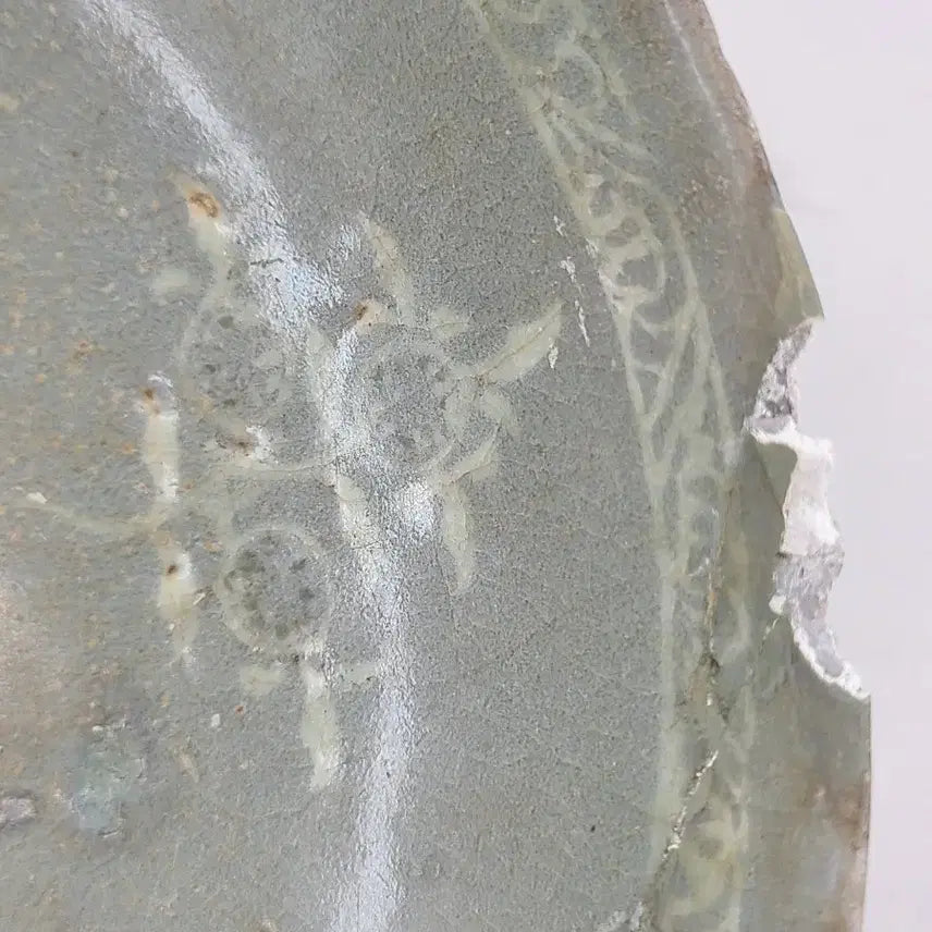 [BUNJANG] Celadon Goryeo Dynasty Inlaid Grapevine Motif Bowl / 청자 상감 당초문 대접