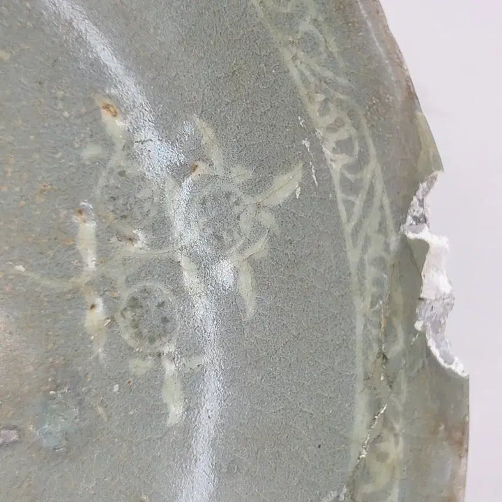 [BUNJANG] Celadon Goryeo Dynasty Inlaid Grapevine Motif Bowl / 청자 상감 당초문 대접
