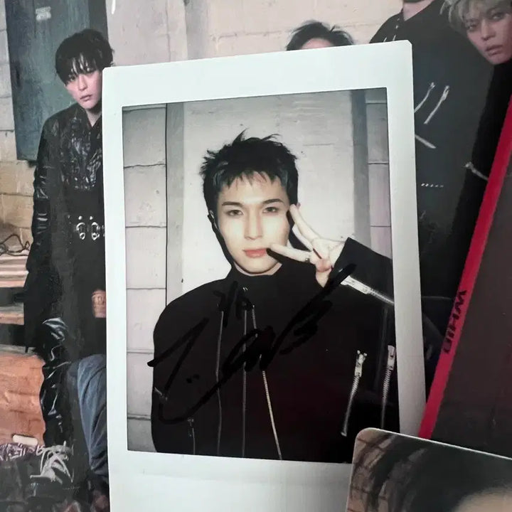 [BUNJANG] WHIB Rock the Nation Album with Signed Photo and Fanconcert Merchandise / 휘브 락더네이션 앨범