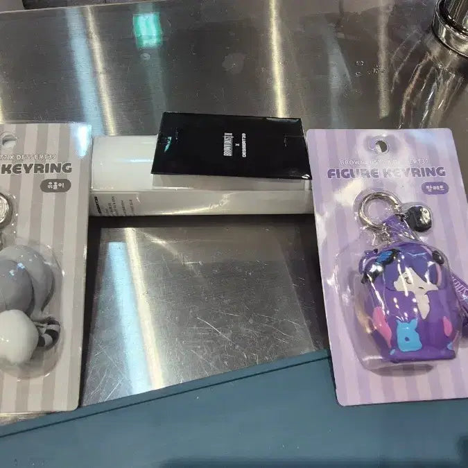 [BUNJANG] Brown Dust 2 Pallet &amp; Okdori Keychain Set with Poster and 3 Photocards / 브라운더스트2 키링(팔레트,옼돌이)+포스터+포토카드3장세트