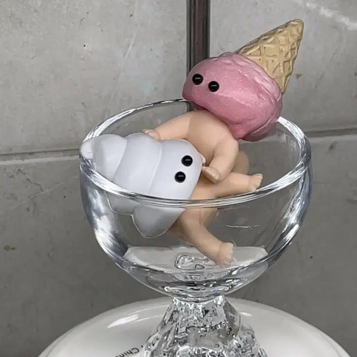 [BUNJANG] Strawberry Milk Cone Ice Cream + Soft Cone Baby Gacha Dessert Figure / 딸기우유콘아이스크림+소프트콘 아기 가챠  디저트