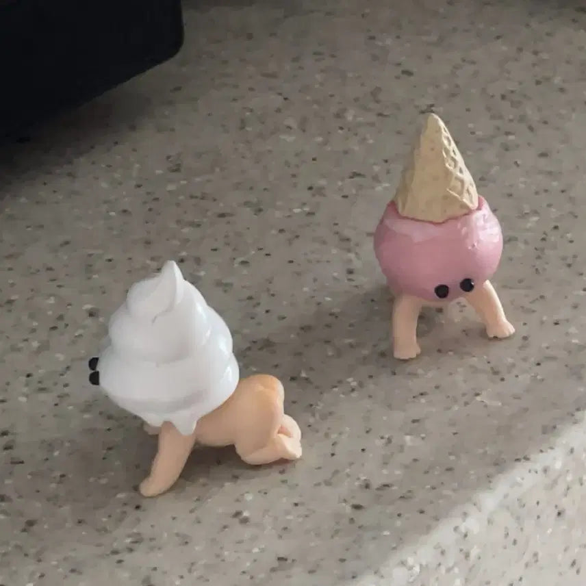 [BUNJANG] Strawberry Milk Cone Ice Cream + Soft Cone Baby Gacha Dessert Figure / 딸기우유콘아이스크림+소프트콘 아기 가챠  디저트