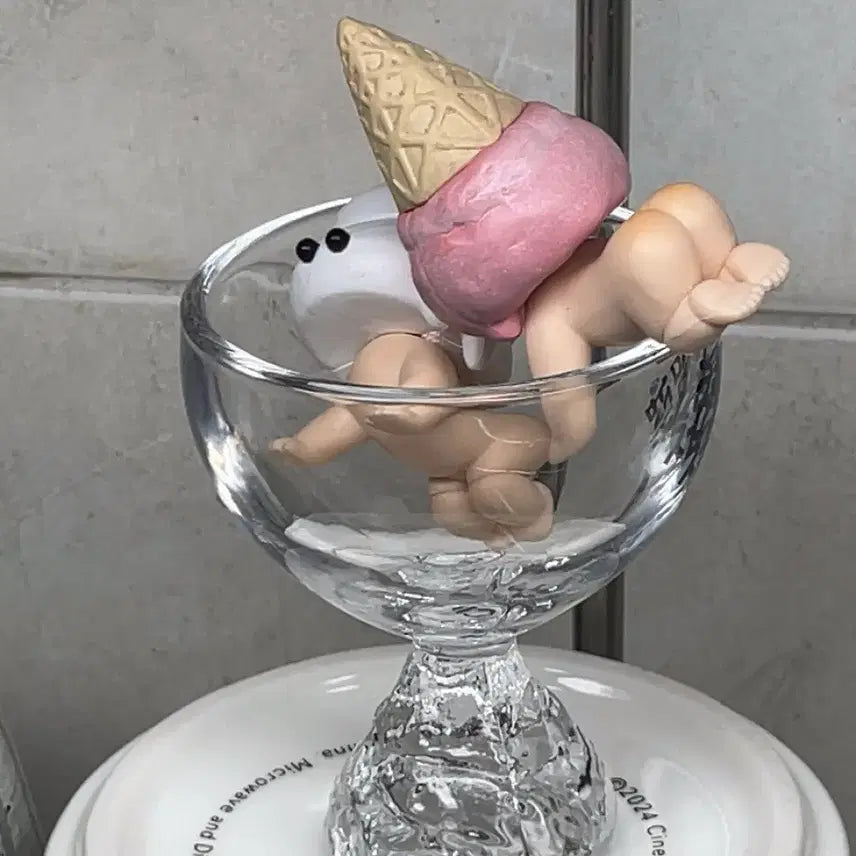 [BUNJANG] Strawberry Milk Cone Ice Cream + Soft Cone Baby Gacha Dessert Figure / 딸기우유콘아이스크림+소프트콘 아기 가챠  디저트