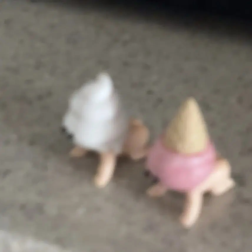 [BUNJANG] Strawberry Milk Cone Ice Cream + Soft Cone Baby Gacha Dessert Figure / 딸기우유콘아이스크림+소프트콘 아기 가챠  디저트