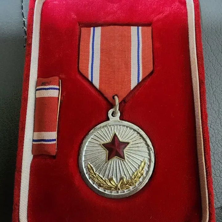 [BUNJANG] North Korean Medal Set with Case and Ribbon Bar / (2) 북한 공로메달 풀세트