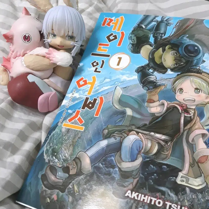 [BUNJANG] Made in Abyss Nanachi Mitty Figure &amp; Manga Bundle / 메이드인어비스 나나치 미티 피규어 만화책 일괄 판매