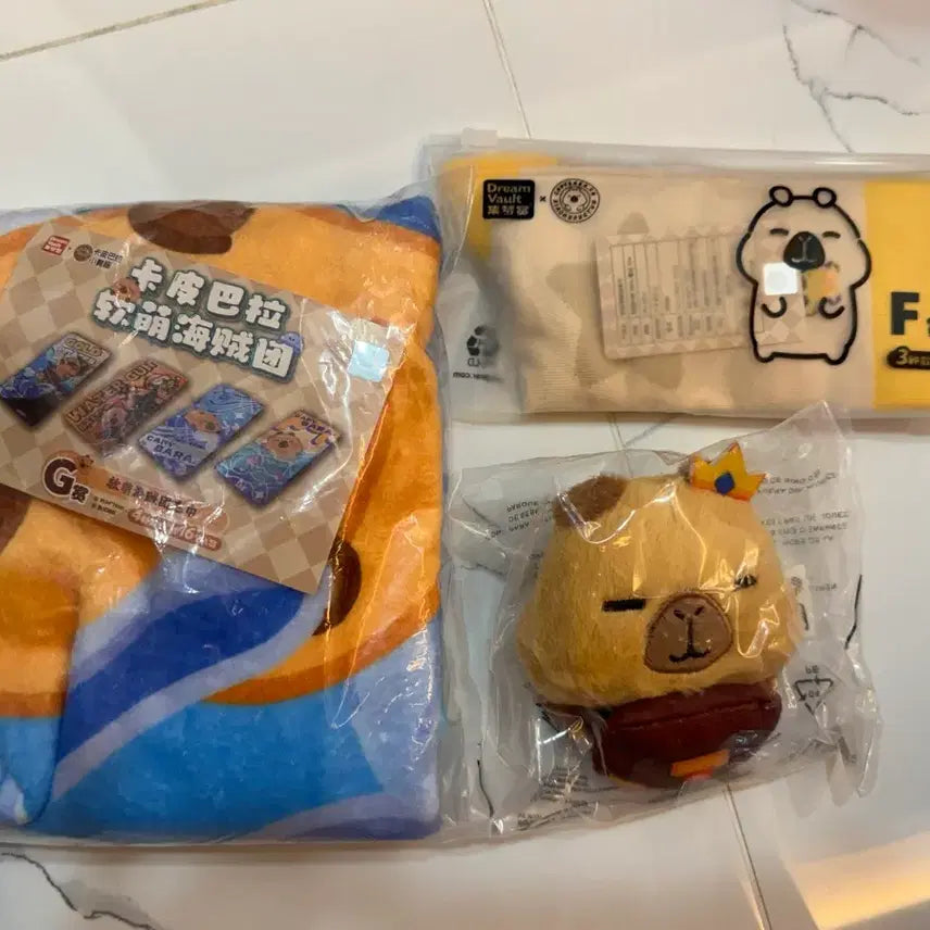 [BUNJANG] Capybara Lottery Towel, Plush Pin, and Socks Bundle Set / [일괄] 카피바라 쿠지 (타올, 인형 핀, 양말)