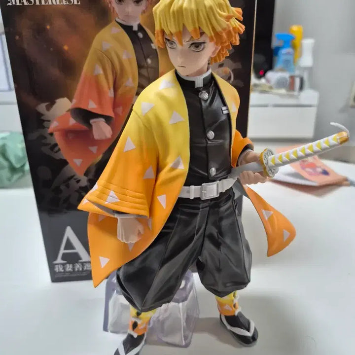 [BUNJANG] Demon Slayer Zenitsu Agatsuma A Prize Figure (Opened) / 귀멸의칼날(귀칼) 젠이츠 A상 개봉 팝니다(단순개봉전시)