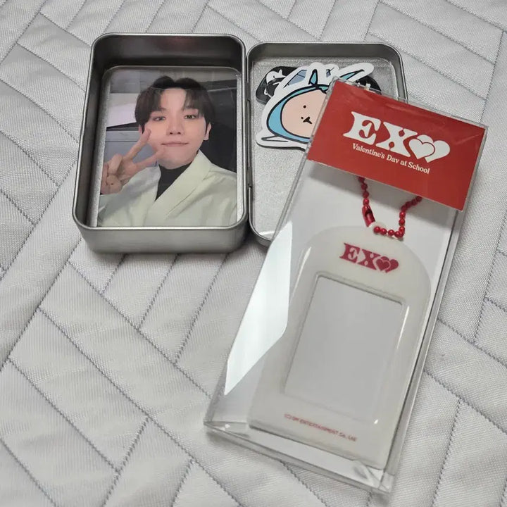 [BUNJANG] Baekhyun Tin Case Sticker Set + ID Photokeyring Set (ID Photos + Holder) / 백현 틴케이스 스티커세트 + ID 포토키링 세트 (증명사진+홀더)