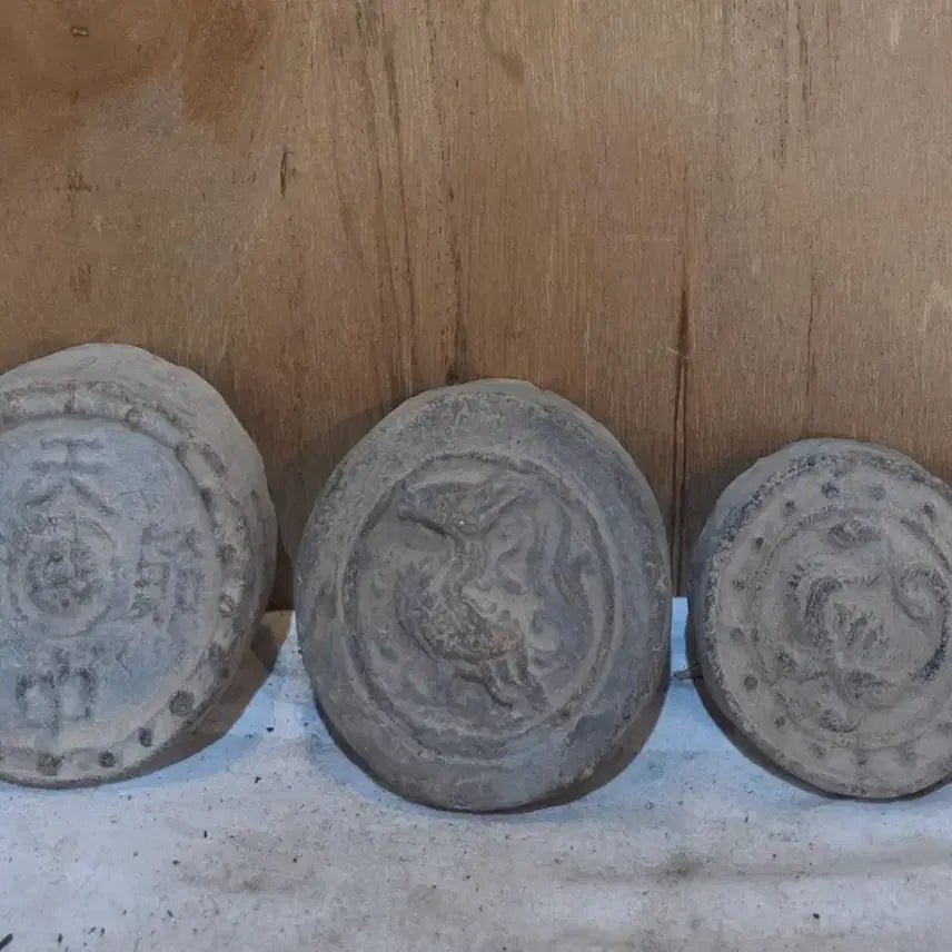 [BUNJANG] Goryeo Dynasty Clay Roof Tile (Sumaksa) - 3 Pieces / 문양좋은 800년 고려와당 3점