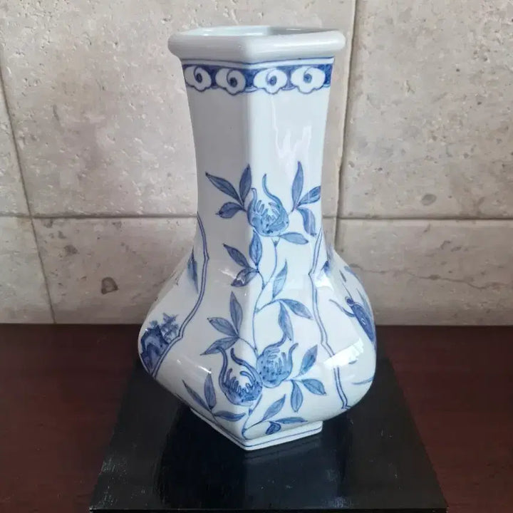[BUNJANG] Choi Byeong-deok Celadon Porcelain Octagonal Landscape Fish Motif Vase / 최병덕 도자기  청화백자 팔각 산수화 어문도 문양