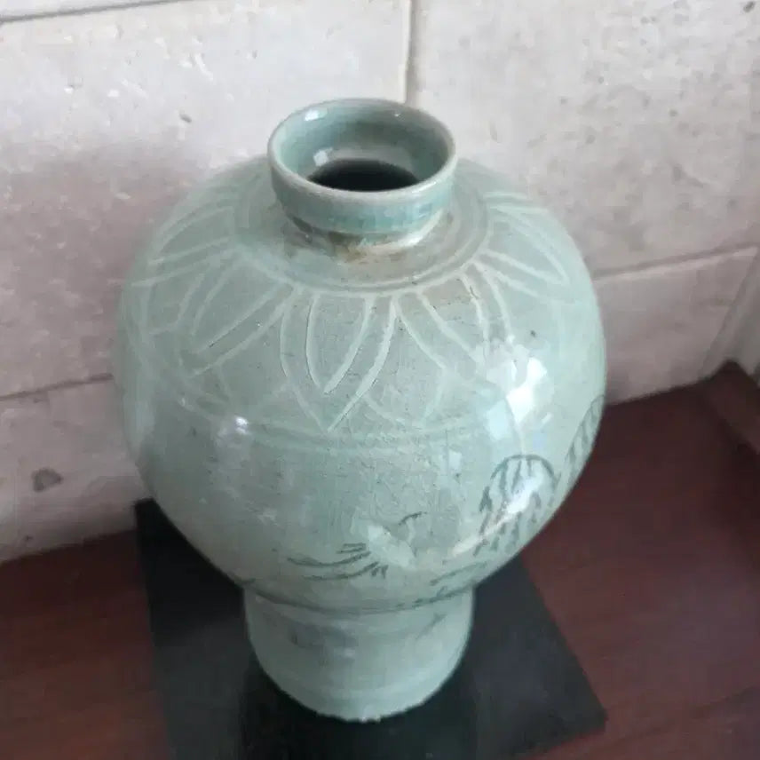 [BUNJANG] North Korean Celadon Porcelain Vase with Willow and Cloud Crane Motif / 북한 도자기 청자 버드나무 운학문 도자기 장작가마