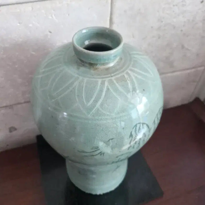 [BUNJANG] North Korean Celadon Porcelain Vase with Willow and Cloud Crane Motif / 북한 도자기 청자 버드나무 운학문 도자기 장작가마