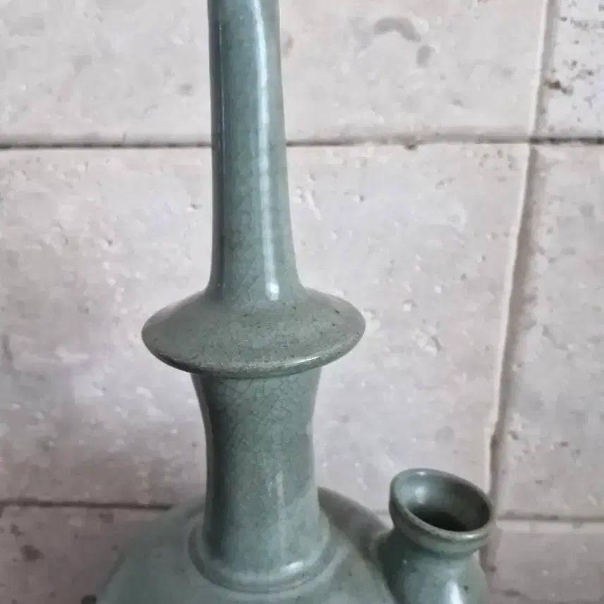 [BUNJANG] North Korean Celadon Vase with Willow Tree Motif / 북한 도자기 버드나무 무늬 정병