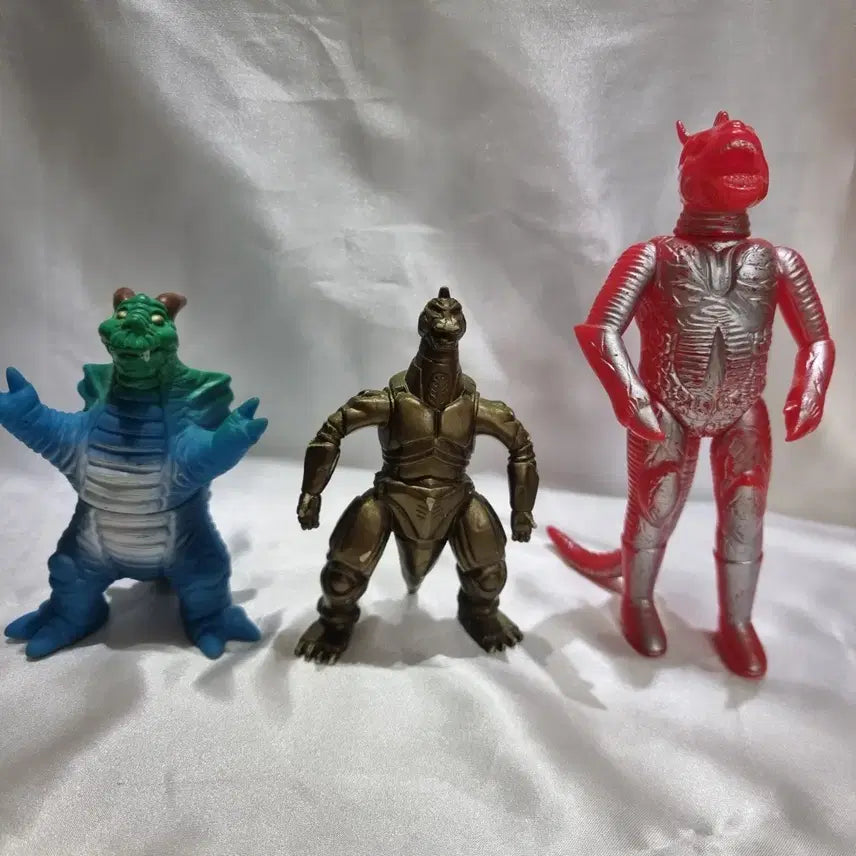 [BUNJANG] Gold Mechagodzilla &amp; Kaiju Sofubi Figure Set (2 Types) / 골드 메카 고질라 피규어 &amp; 괴수 소프비 피규어 2종