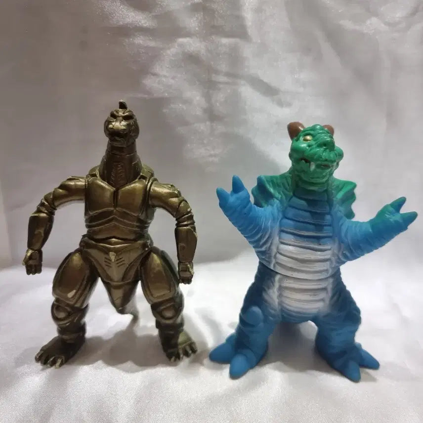 [BUNJANG] Gold Mechagodzilla &amp; Kaiju Sofubi Figure Set (2 Types) / 골드 메카 고질라 피규어 &amp; 괴수 소프비 피규어 2종