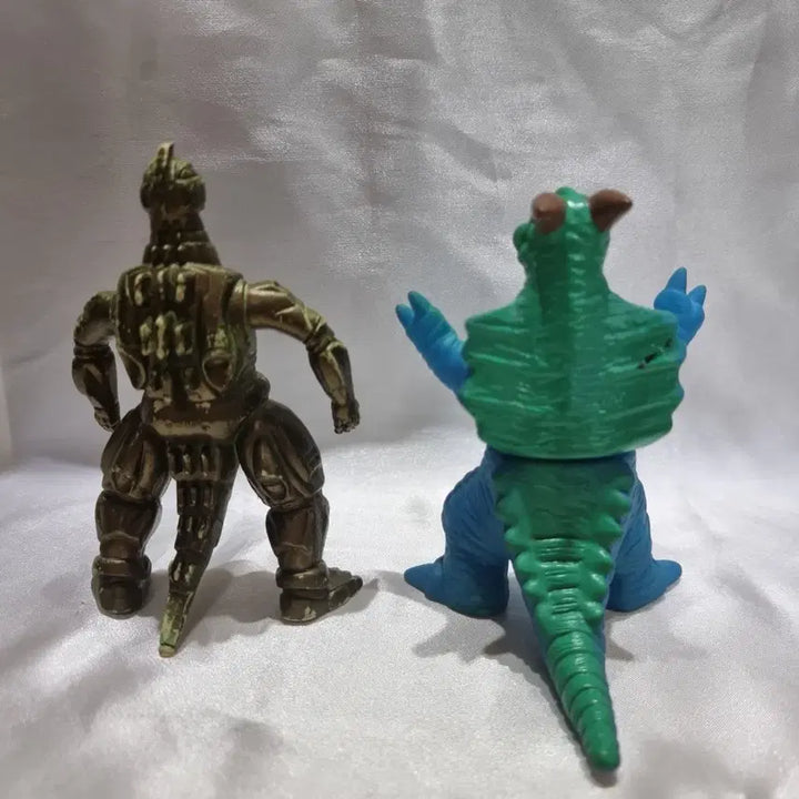 [BUNJANG] Gold Mechagodzilla &amp; Kaiju Sofubi Figure Set (2 Types) / 골드 메카 고질라 피규어 &amp; 괴수 소프비 피규어 2종