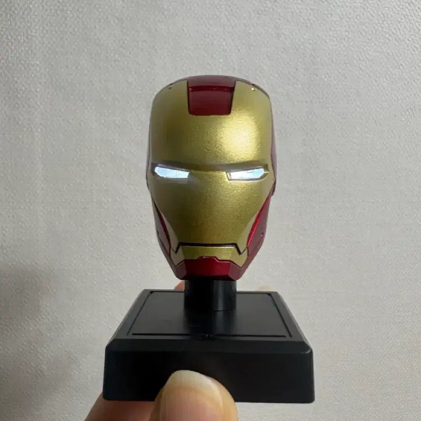 [BUNJANG] Marvel Iron Man Helmet LED Capsule Gacha / 마블 아이언맨 헬멧 LED 캡슐 가챠