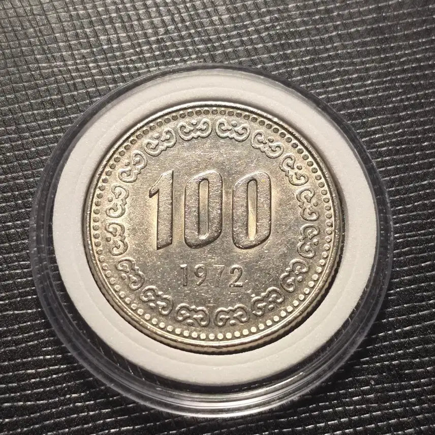 [BUNJANG] 1972 South Korea 100 Won Coin - Uncirculated, Minting Error / 한국은행 준특년도 1972년 100원 동전 미사용 압인에러