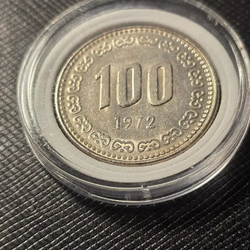 [BUNJANG] 1972 South Korea 100 Won Coin - Uncirculated, Minting Error / 한국은행 준특년도 1972년 100원 동전 미사용 압인에러