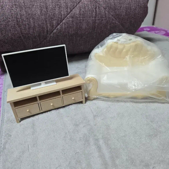 [BUNJANG] 1/12 Scale Miniature Furniture Set (Antique Sofa + Modern TV &amp; Cabinet) - New Condition / [미개봉/새상품] 1/12 미니어처 가구 세트 (엔틱 쇼파 + 모던 TV &amp; 수납장)