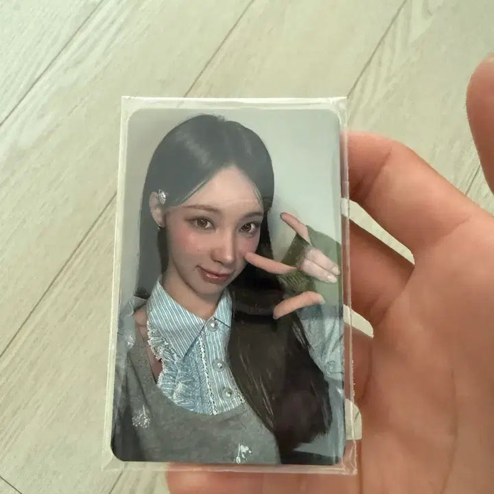 [BUNJANG] RESCENE Last Year Lip Balm Mini Fanmeeting Photocard Set (Sealed) / 리센느 작년 립밤 미팬 역조공 미개봉 포카세트