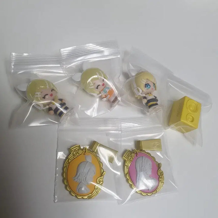 [BUNJANG] Hatsune Miku Surprise Mix Mini Figures Set: Rin Figure, Len Speaker, Rin &amp; Luka Frame / 미쿠 서프라이즈 믹스 미니 피규어 린 피규어 세트&amp; 렌 스피커 &amp; 린,루카 액자