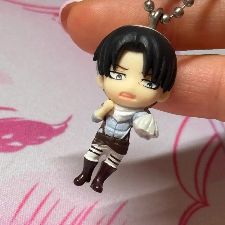 [BUNJANG] Attack on Titan Levi Cleaning Swing Keychain (Opened) / 진격의거인 진격거 가챠 피규어 리바이 청소 스윙 키링