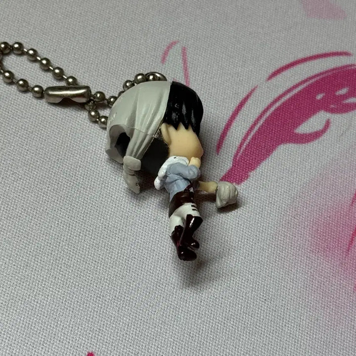 [BUNJANG] Attack on Titan Levi Cleaning Swing Keychain (Opened) / 진격의거인 진격거 가챠 피규어 리바이 청소 스윙 키링