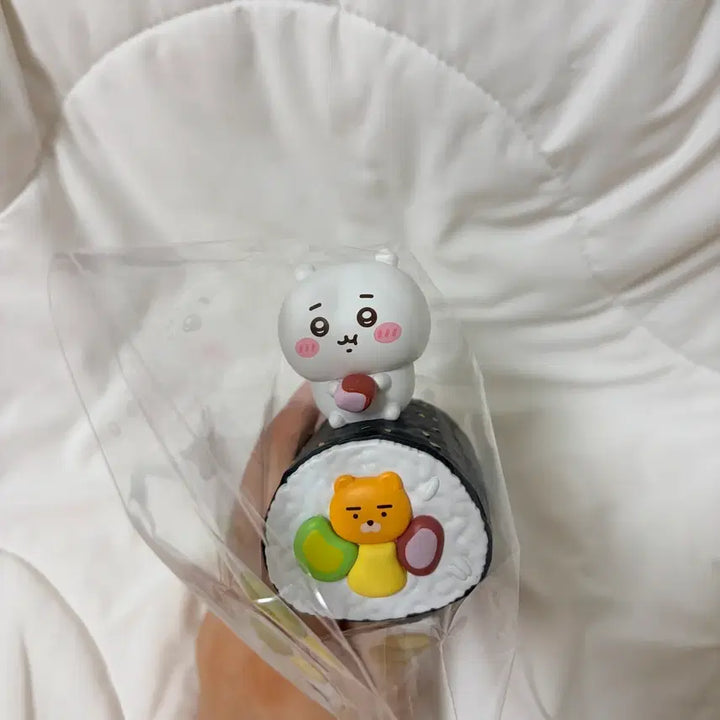 [BUNJANG] Cheeky Animals x Kakao Friends Collaboration Gimbap Figure (Chiikawa) / 먼작귀x카카오프렌즈 콜라보 김밥 피규어(치이카와)