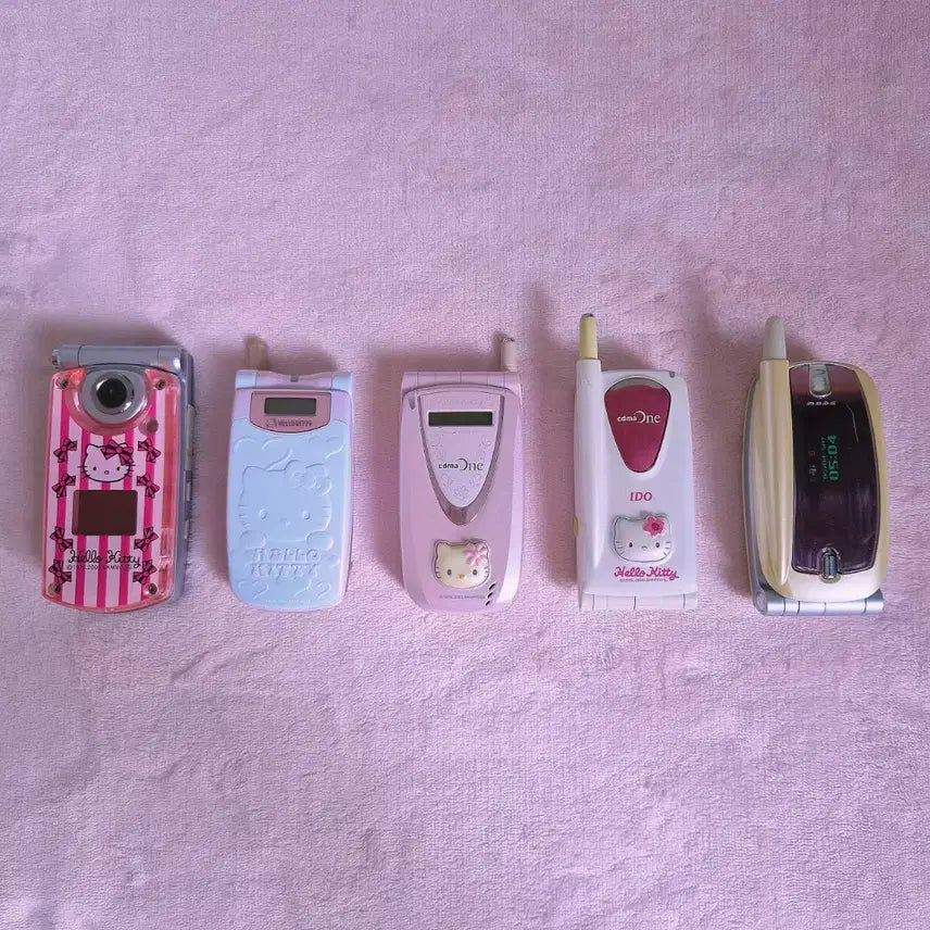 [BUNJANG] Hello Kitty Classic Phone Y2K Clamshell Phone / 고전 키티폰 키티 폰 키티스트랩 갈라폰 y2k 클리커 클릭커 폴더폰