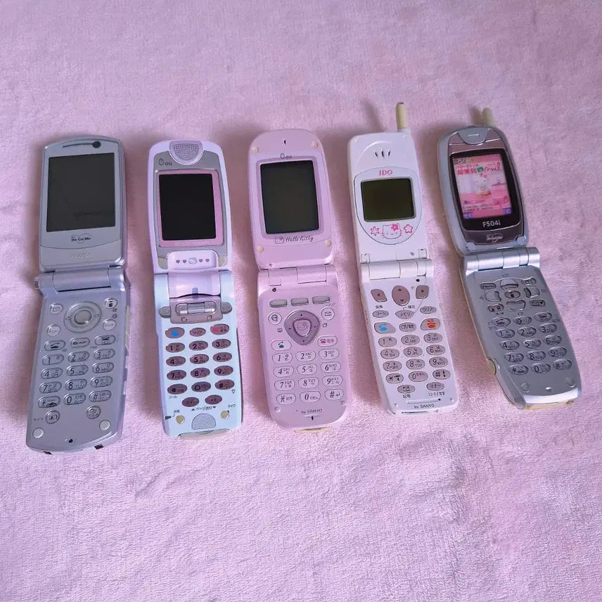 [BUNJANG] Hello Kitty Classic Phone Y2K Clamshell Phone / 고전 키티폰 키티 폰 키티스트랩 갈라폰 y2k 클리커 클릭커 폴더폰