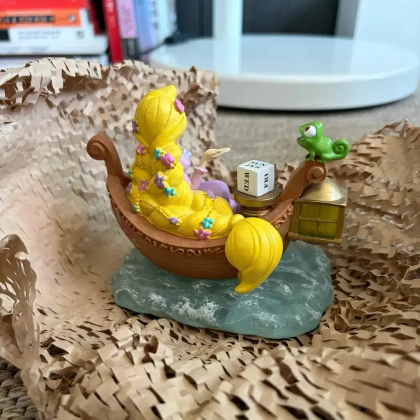 [BUNJANG] Disney Japan Rapunzel Perpetual Calendar Figure Vintage / 디즈니 라푼젤 만년달력 피규어 빈티지