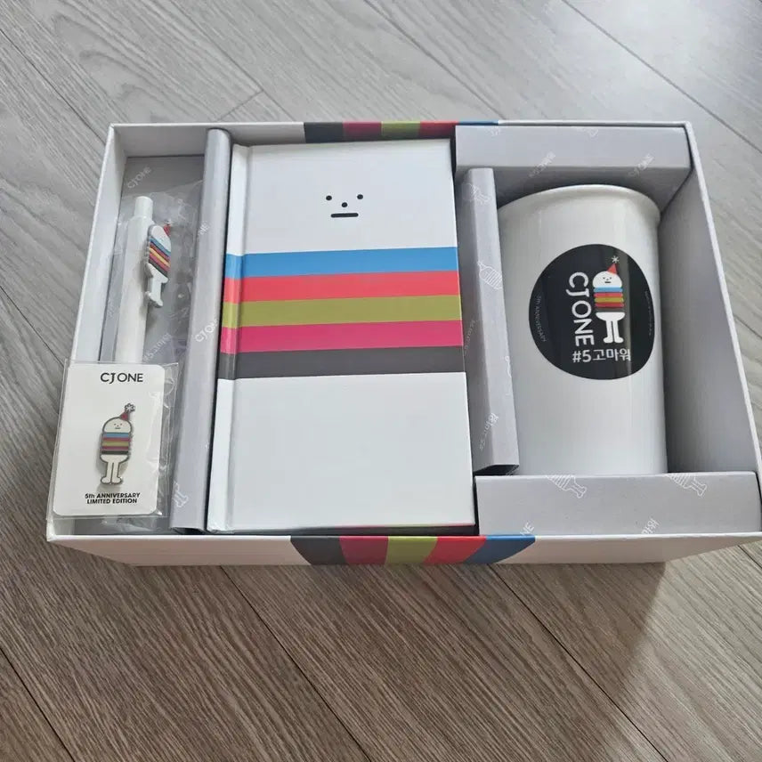 [BUNJANG] CJ ONE 5th Anniversary Goods Set: Mug, Notebook, Badge, Pen / (새상품) CJ ONE 5주년 기념 굿즈 세트 컵 노트 뱃지 볼펜