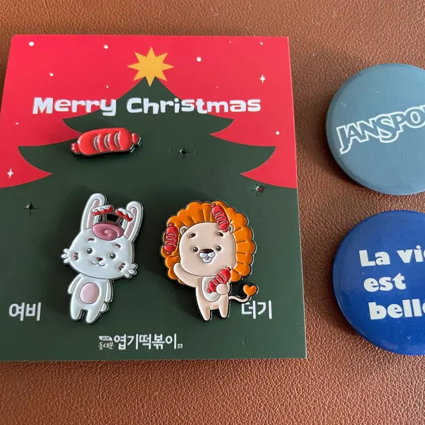 [BUNJANG] Yeopgi Tteokbokki Pin Badge &amp; Misc. Badge Bundle / 엽기떡볶이 핀뱃지 + 기타 뱃지 일괄