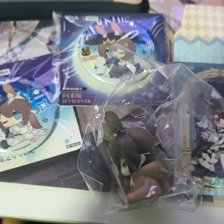 [BUNJANG] Arknights Amiya Figure, Pins, and Photocard Bundle Set / [주말할인] 명일방주 아미야 피규어 뱃지 일괄 판매