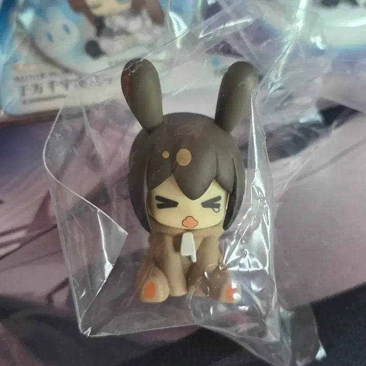 [BUNJANG] Arknights Amiya Figure, Pins, and Photocard Bundle Set / [주말할인] 명일방주 아미야 피규어 뱃지 일괄 판매