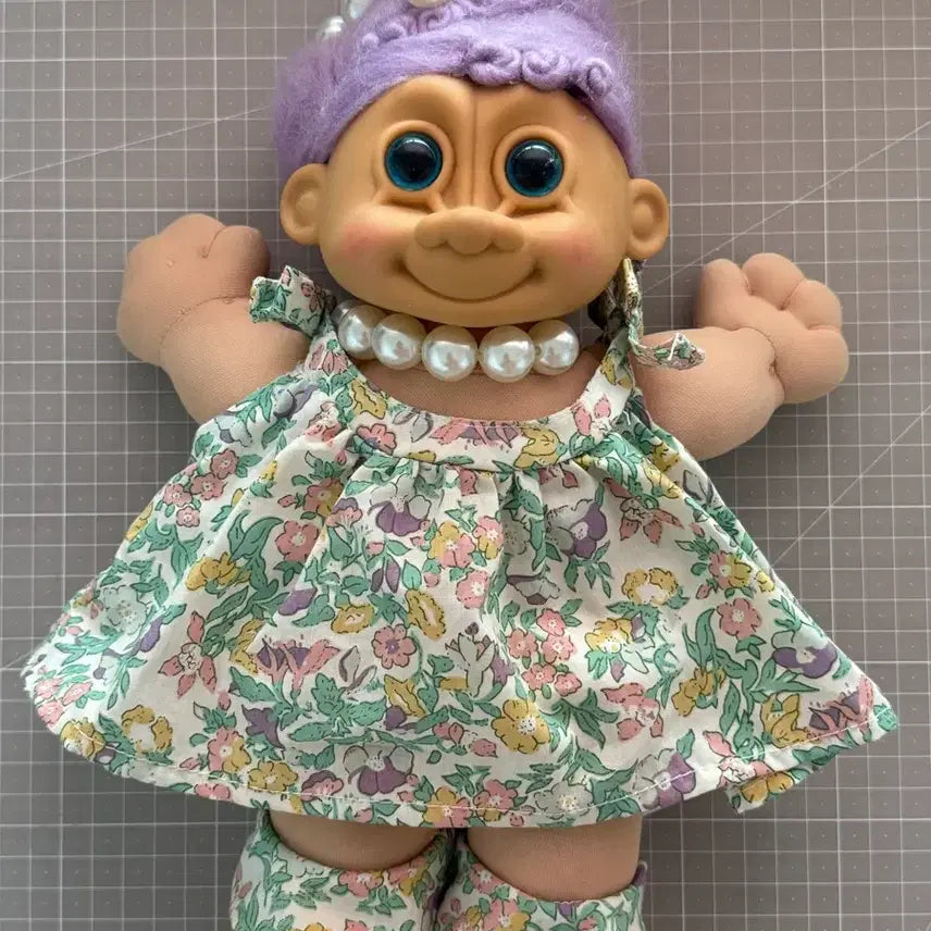 [BUNJANG] Vintage Classic Troll Doll with Floral Dress and Pearl Necklace / 빈티지 고전 트롤 인형 꽃무늬 원피스 진주 목걸이 (턱 자국)
