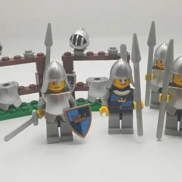 [BUNJANG] Medieval Knight LEGO Minifigure with Helmet and Armor Display Stand / 중세 기사 레고 피규어